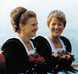 1982: Fahnenmutter Christa Messerer und Fahnenbraut Michaela Kröll