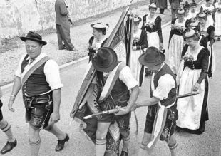 Kleines Missgeschick - die Fahne ist gebrochen, Gaufest 1961